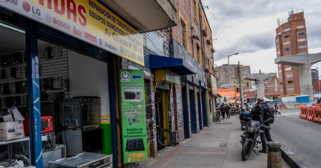 Foto de comercios y establecimientos aledaños a las obras de la Línea 1 del Metro de Bogotá en la avenida Caracas.