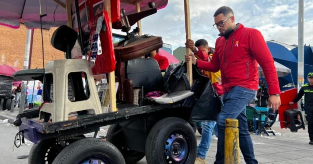 Foto: Autoridades retirando carretas del espacio público en San Victorino 