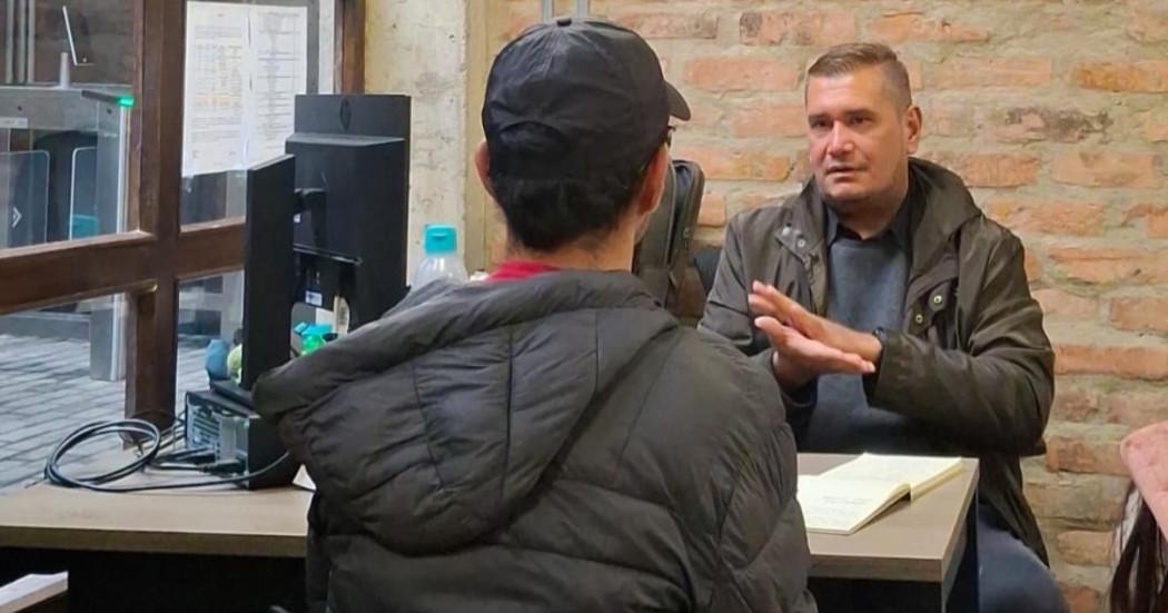 Foto de un vendedor información postulando su hoja de vida para los gestores territoriales del IPES.