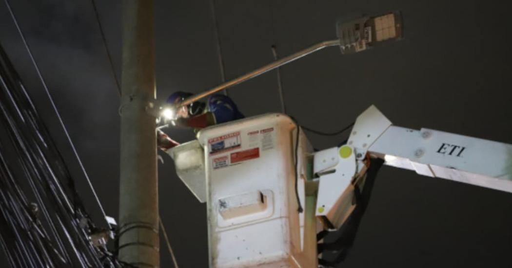 Foto de un operario de Enel Colombia realizando reparación de una luminaria del alumbrado público en Bogotá.