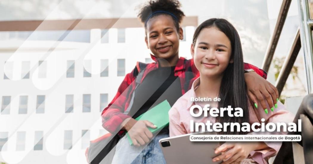 Foto de dos jóvenes sonriendo y al fondo un edificio universitario.