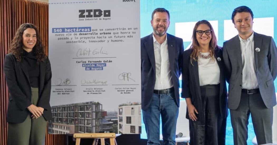 Foto de la firma del Decreto que da vida a la Actuación Estratégica ZIBo para la transformación Zona Industrial en Bogotá.