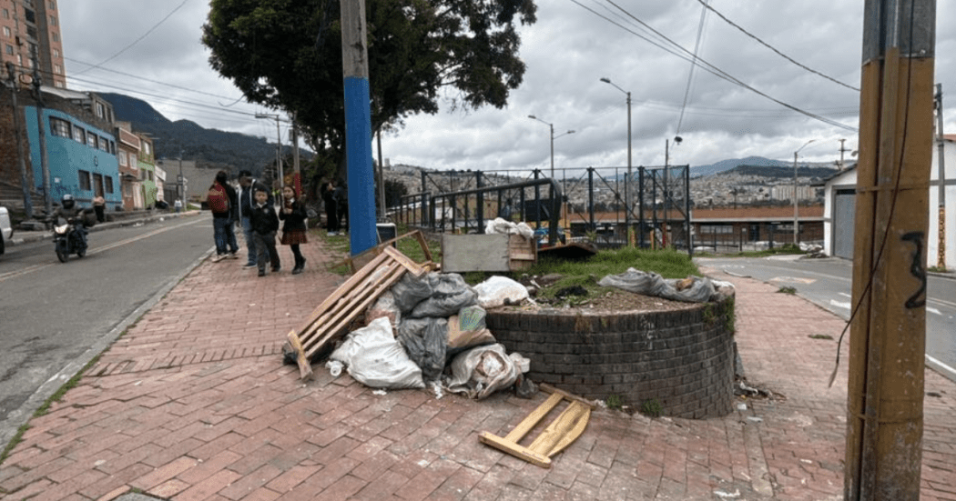 Foto de una calle de Bogotá rodeada de basuras 