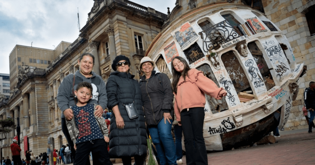 Imagen de una familia a las afueras del Palacio San Francisco, sede oficial de BOG25