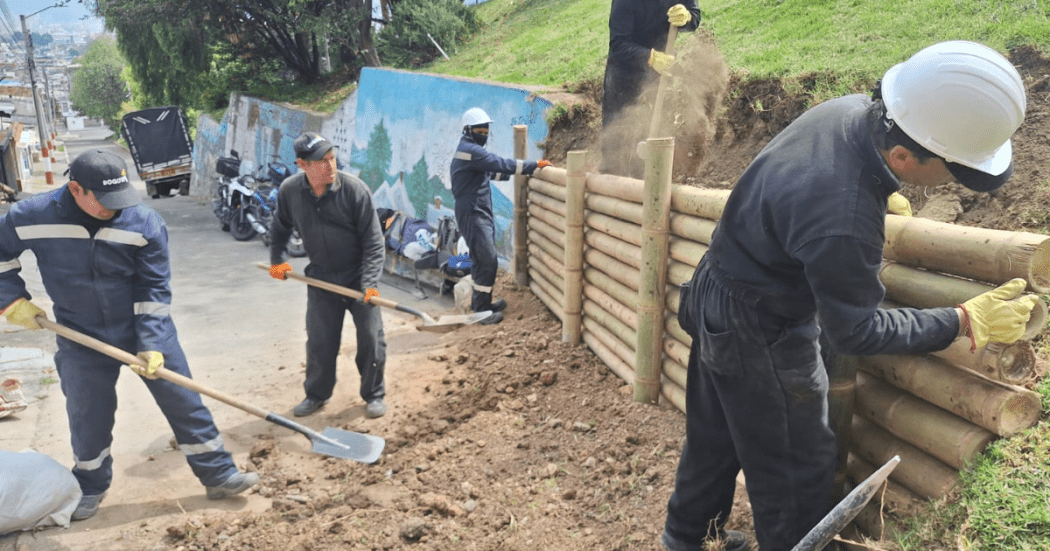Foto de un equipo de trabajadores que construye un muro de contención