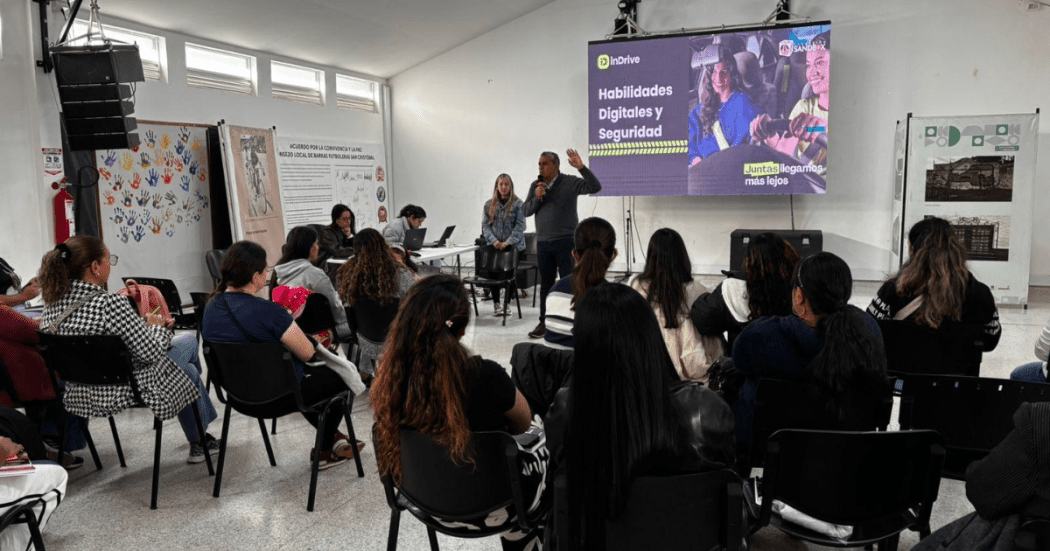 Foto de un grupo de mujeres participa en un taller sobre habilidades digitales y seguridad.