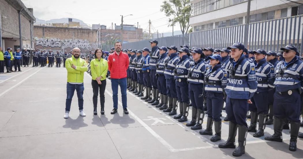 Foto del alcalde Carlos Fernando junto a los nuevos Agentes Civiles de Tránsito de Bogotá