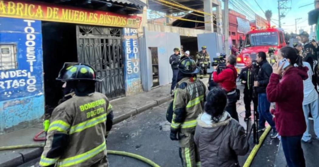 Foto del Cuerpo Oficial de Bomberos de Bogotá atendiendo la emergencia por incendio.