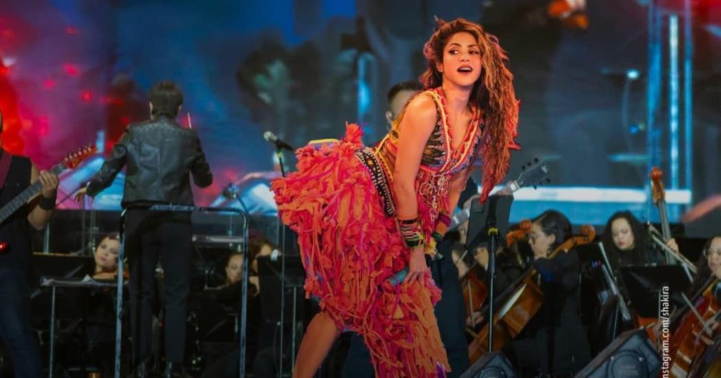 Imagen de Shakira en tarima junto a músicos de la Orquesta Filarmónica de Bogotá.