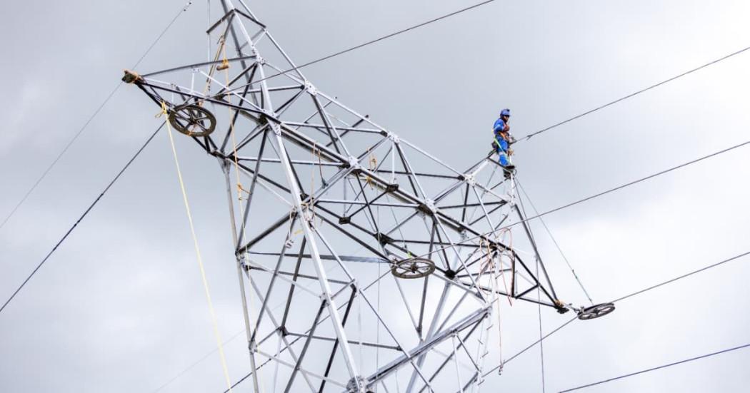 Foto que muestra trabajadores de Enel Colombia realizando labores de mantenimiento