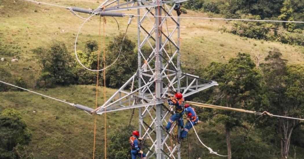 Foto que muestra trabajadores de Enel Colombia