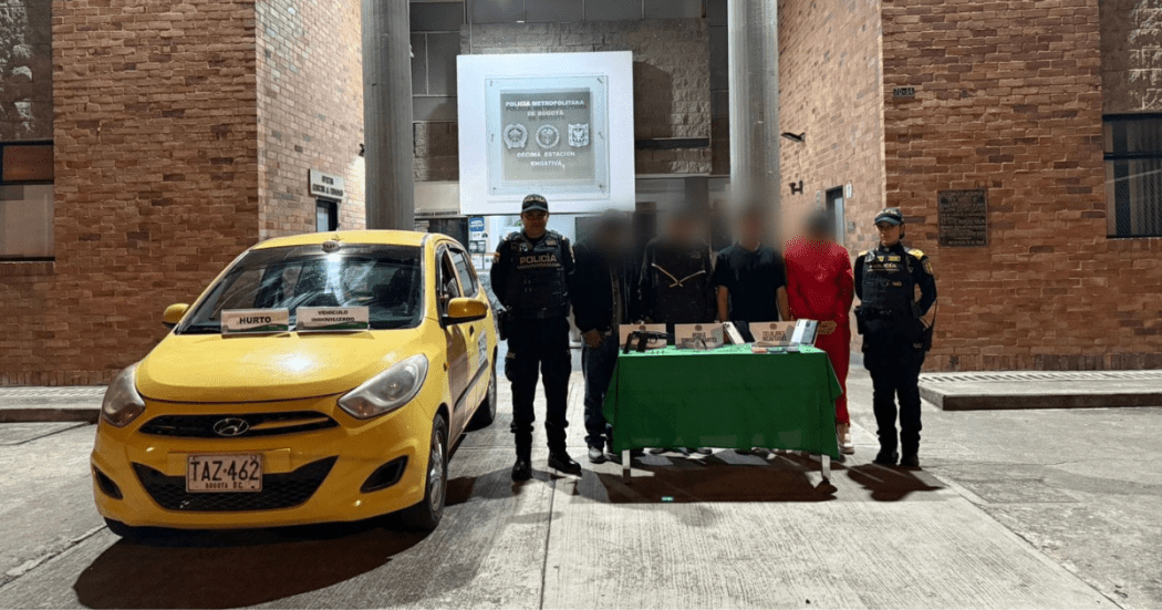 En la foto los capturados y el taxi incautado 