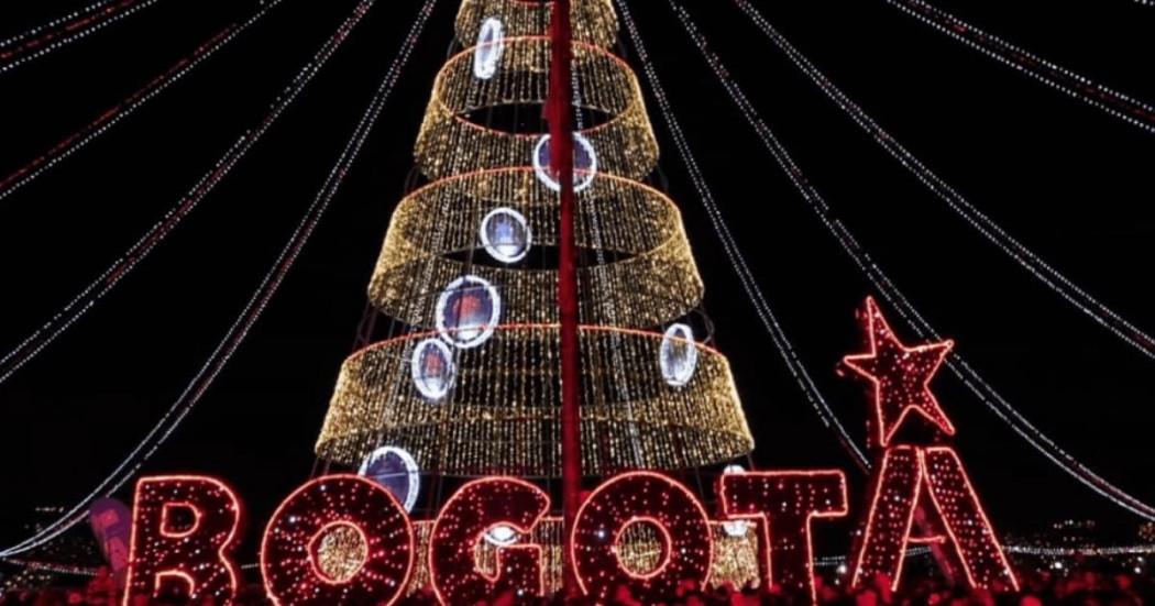 Foto de un árbol de Navidad con adornos navideños en Bogotá.