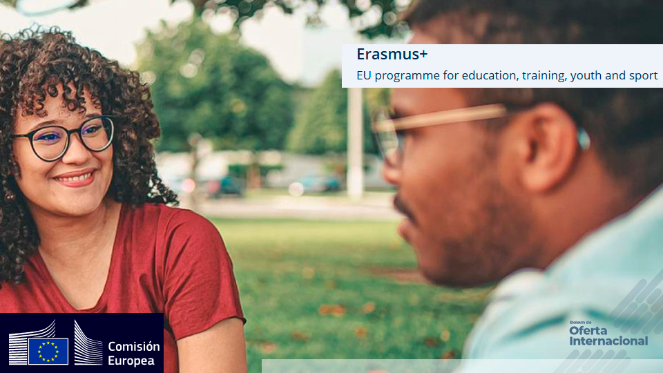 Jóvenes estudiando en el extranjero gracias a becas Erasmus+.