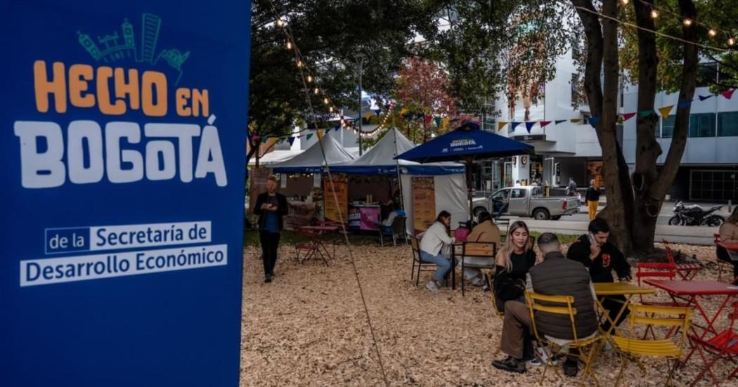 Foto de una de las ferias de 'Hecho en Bogotá' con asistentes comprando productos de emprendedores locales.