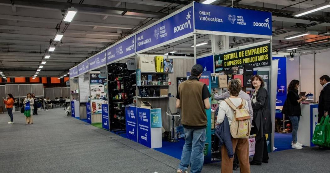 Foto de los stand de empresas de empaques y artes gráficas de los barrios Ricaurte, La Estrada y Américas-Carvajal.