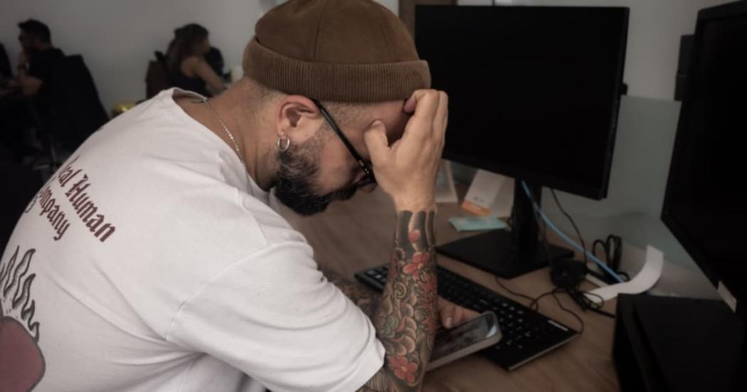 Foto de un hombre expresando tristeza en su actual trabajo.