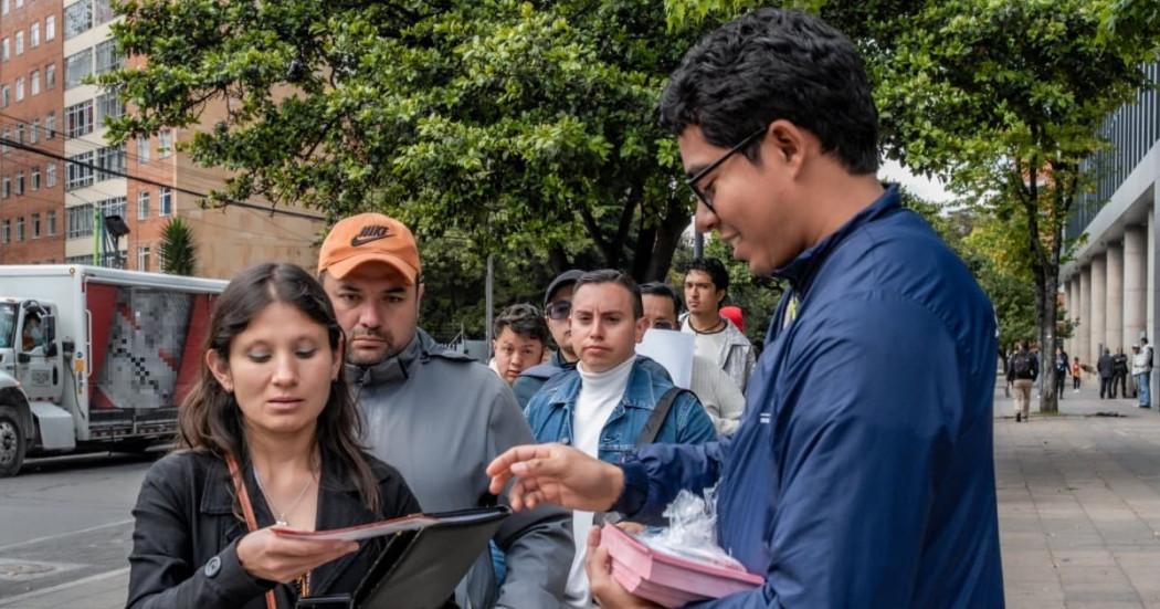 Foto de hombres y mujeres accediendo a servicios de la Agencia Distrital de Empleo de Bogotá.