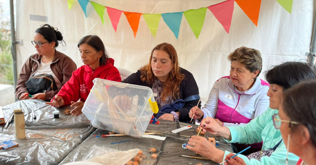 Foto de un grupo de mujeres que participa en un taller.