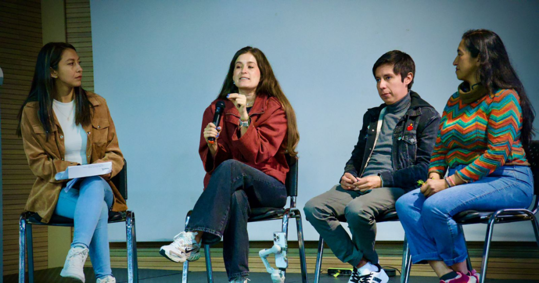 Foto de 4 personas en una conferencia del sector salud 