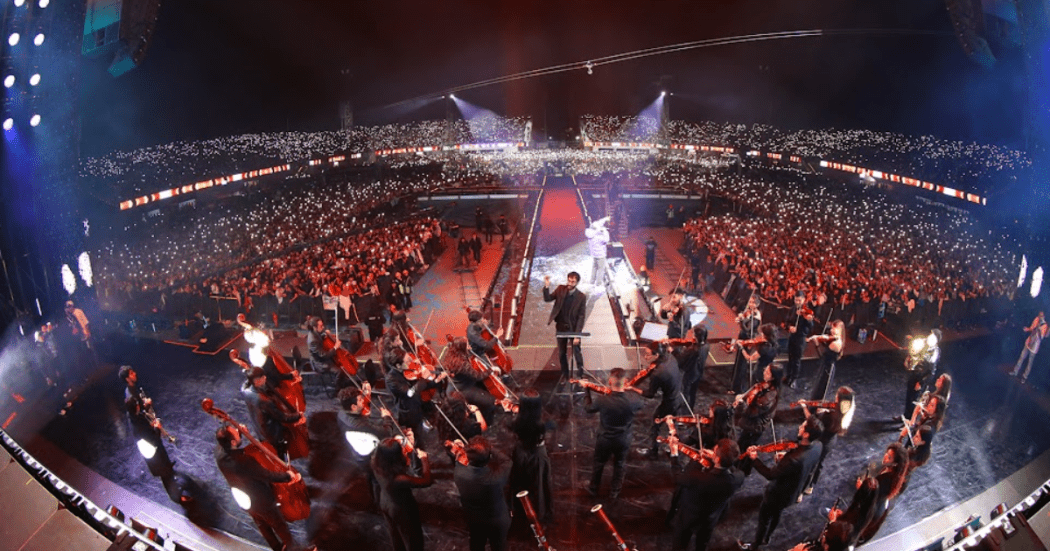 Foto de la Orquesta Filarmónica de Bogotá en ell concierto de Blessd