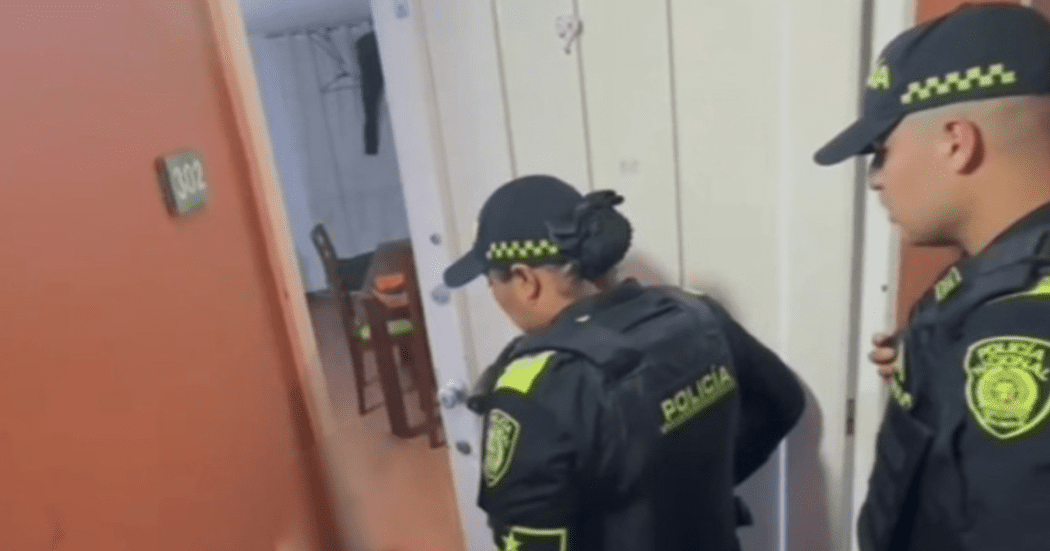 En la foto aparece el niño cuando está siendo rescatado por la Policía