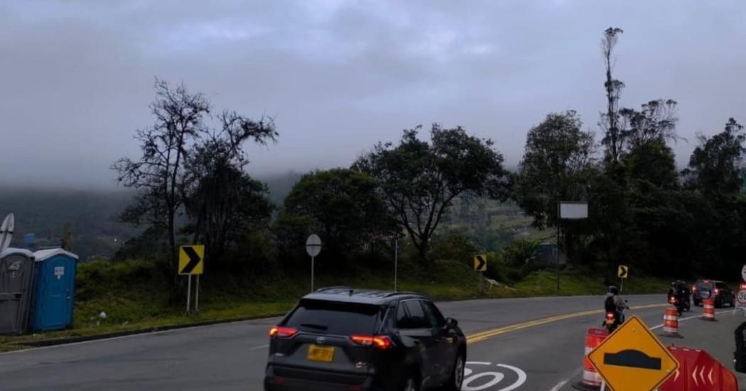 Foto de vehículos particulares transitando por la Vía al Llano.