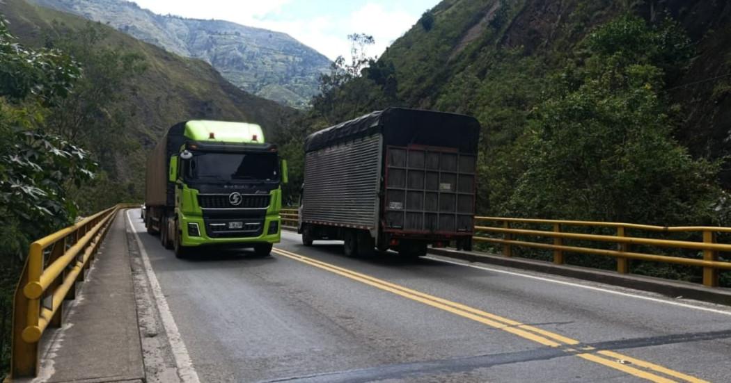 Foto vehículos de carga y particulares en la Vía al Llano.