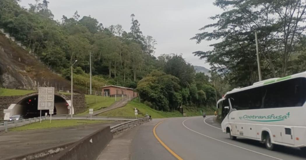 Foto de vehículos de carga y particulares circulando por la Vía al Llano.