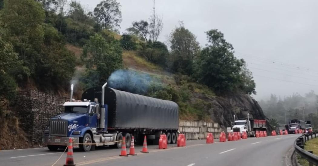 Vehículos de carga y particulares circulando por la Vía al Llano.