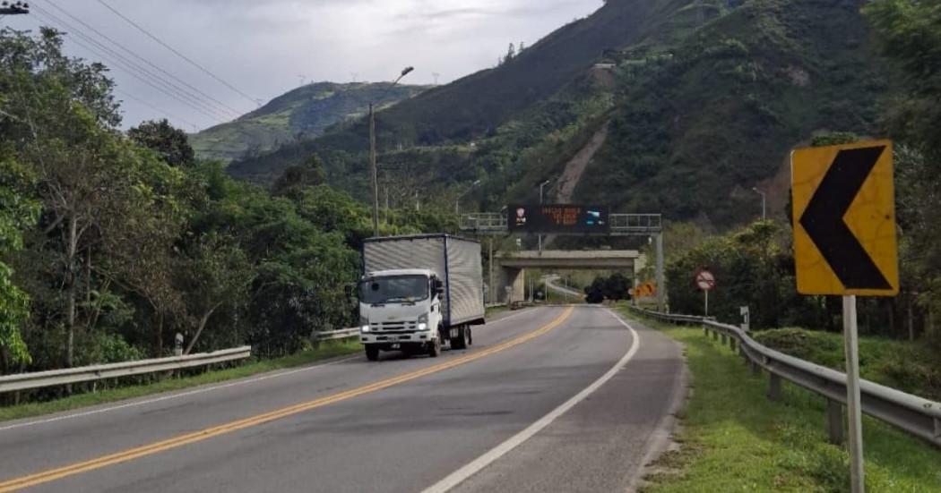 Foto de vehículos de carga y particulares circulando por la Vía al Llano.