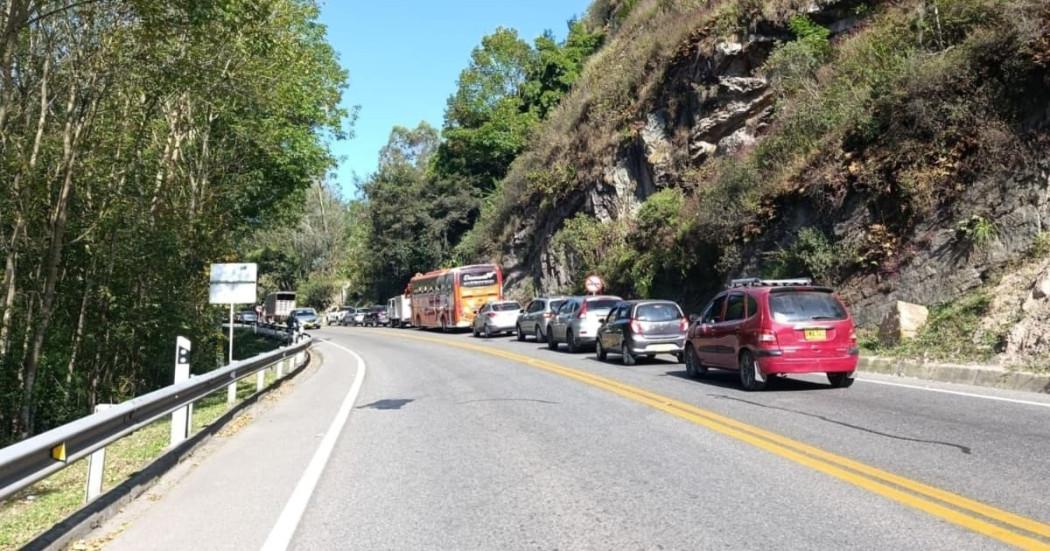 Vehículos de carga y particulares circulando por la Vía al Llano.
