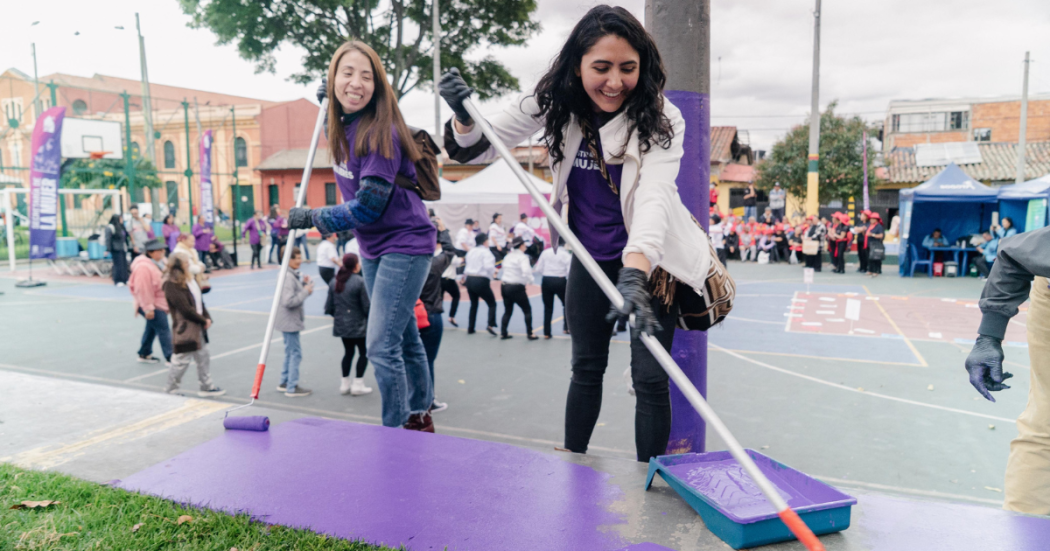En la foto dos mujeres en jornadas de pintura cumpliendo uno de los presupuestos participativos 