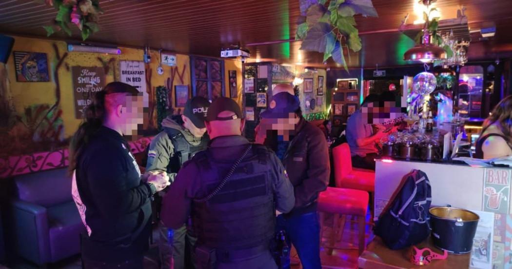 Foto de un operativo en un bar de Bogotá