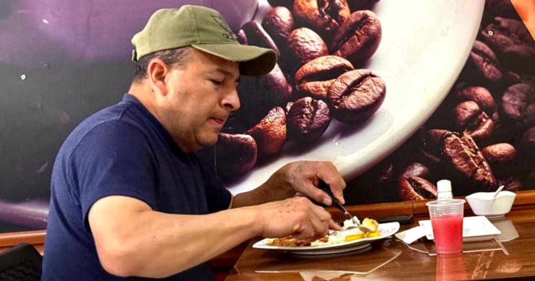 Foto de un bogotano disfrutando de un corrientazo o almuerzo corriente.