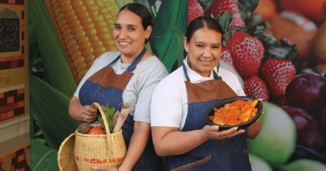 Imagen de dos mujeres jovenes con productos alimenticios en sus manos