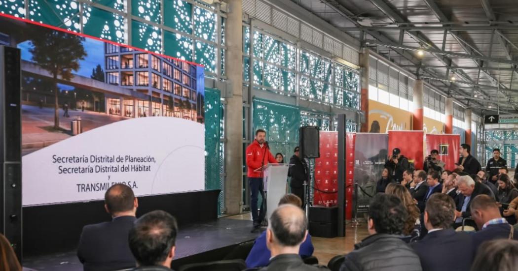 Foto del alcalde Carlos Fernando Galán presentando el Proyecto de Renovación Urbana para la Movilidad Sostenible en Bogotá 