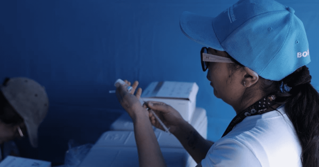 Imagen de una enfermera aplicando una vacuna