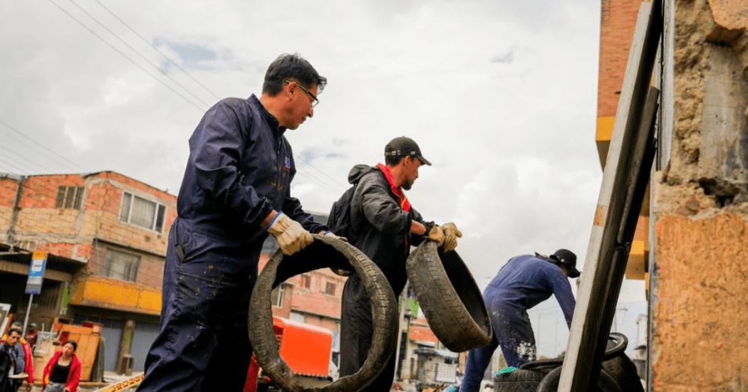 Foto de personas que recogen llantas usadas en una jornada de limpieza en Tunjuelito