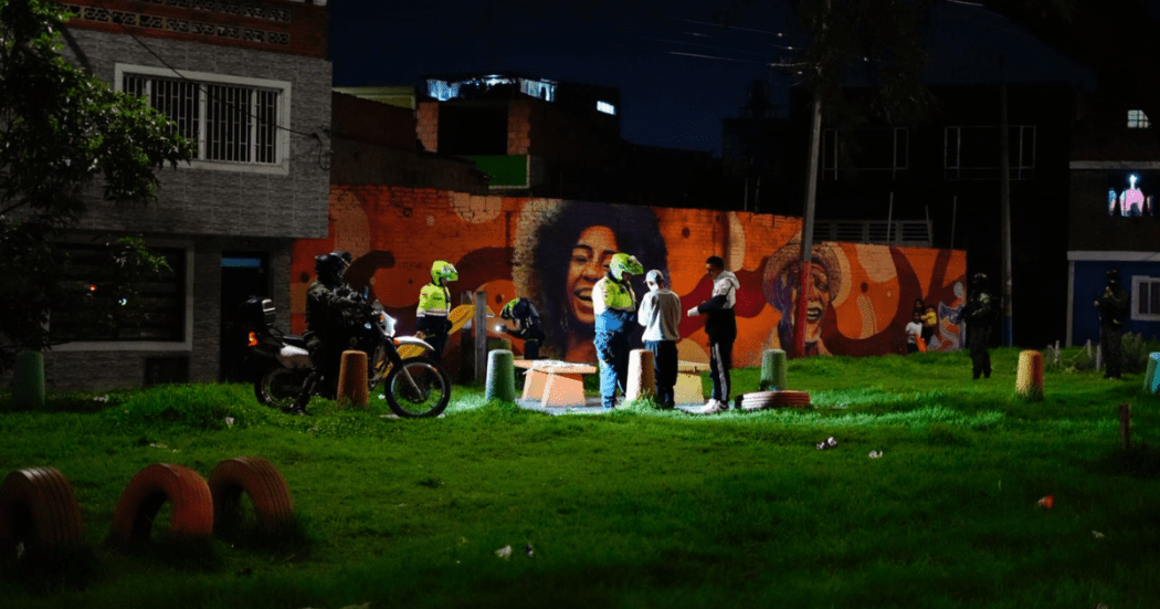 Foto de policías en un operativo en Bogotá