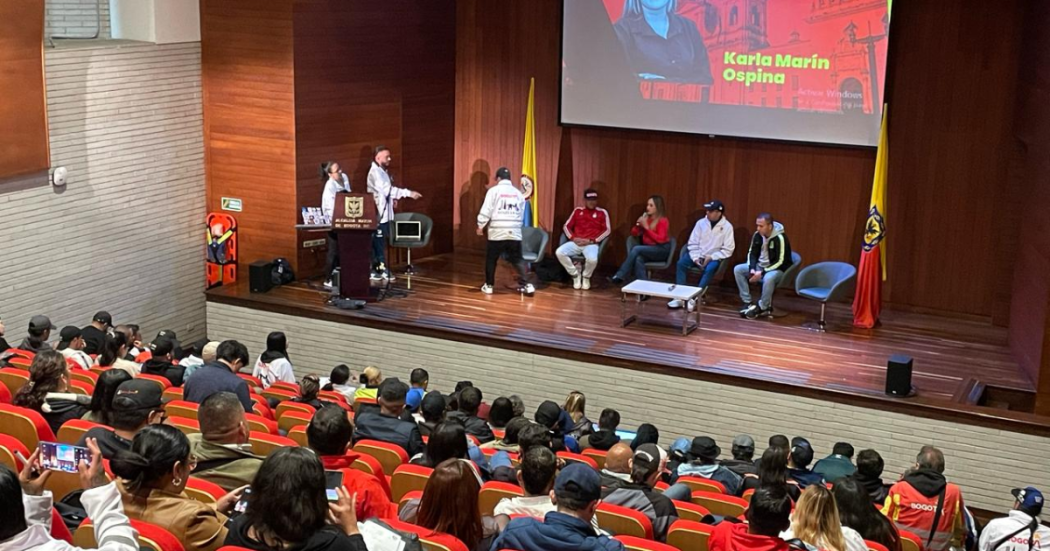 Foto de un auditorio lleno escucha un conversatorio liderado por la Alcaldesa de Kennedy junto a representantes de barras futboleras.