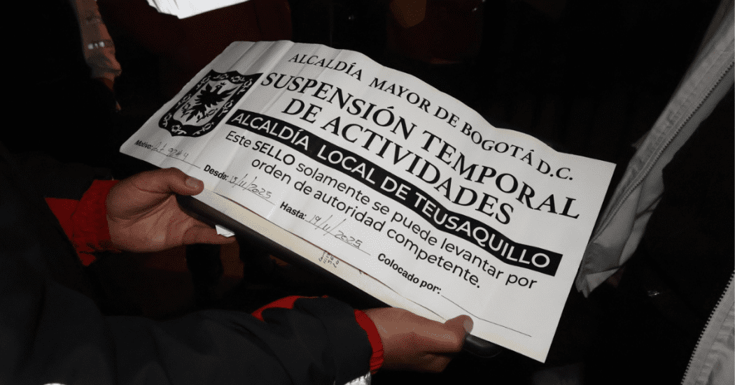 Foto de un papel que habla de sellamiento de un establecimiento comercial 