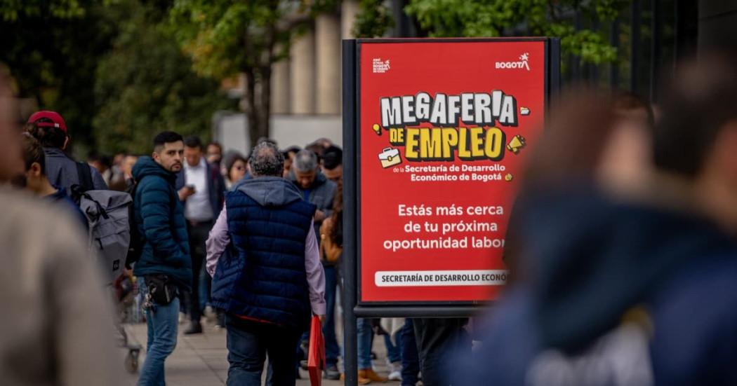 Foto de bogotanos y bogotanas accediendo a servicios de la Agencia Distrital de Empleo.