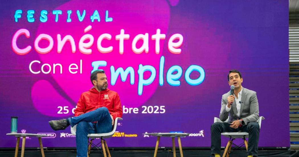 Foto de la Feria de Empleo Atenea con asistencia del alcalde Carlos Fernando Galán y jóvenes beneficiarios de becas de Atenea.