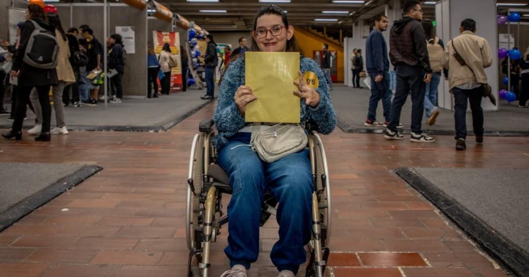 Una mujer en condición de discapacidad accediendo a servicios de la Agencia Distrital de Empleo de Bogotá.