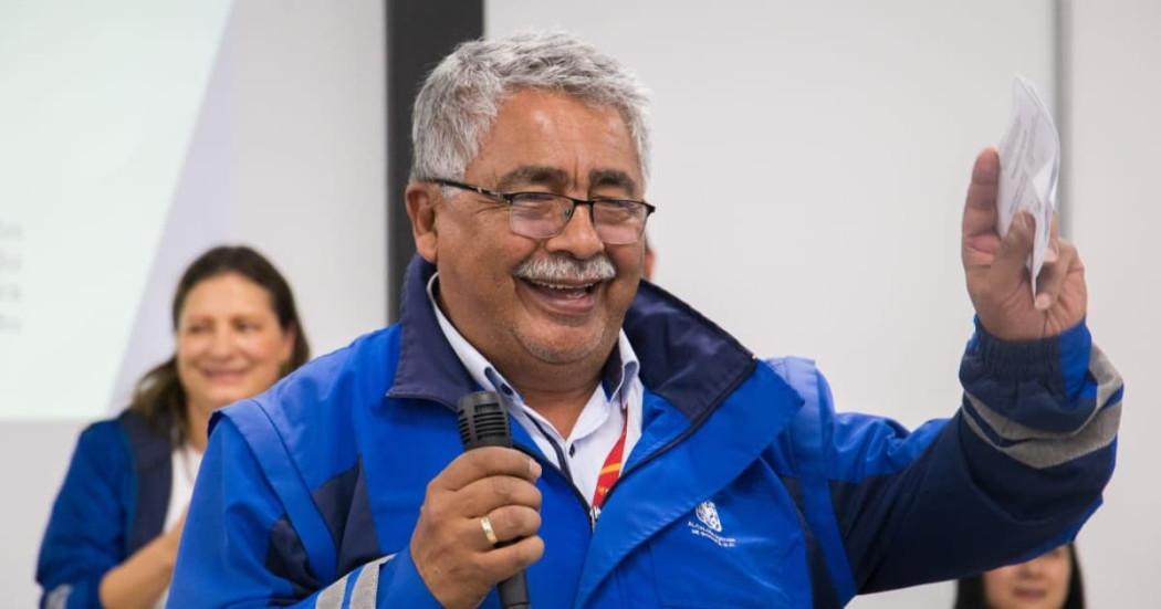 Foto de un gestor territorial del IPES en Bogotá.