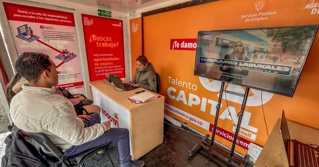 Foto de bogotanos y bogotanas accediendo a servicios de la Unidad Móvil de la Agencia Distrital de Empleo.