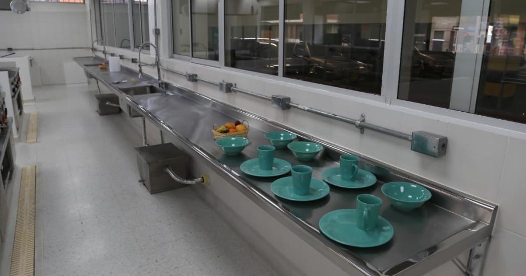 Foto de la planta de producción de alimentos en la Plaza Distrital de Mercado 12 de Octubre en Bogotá.