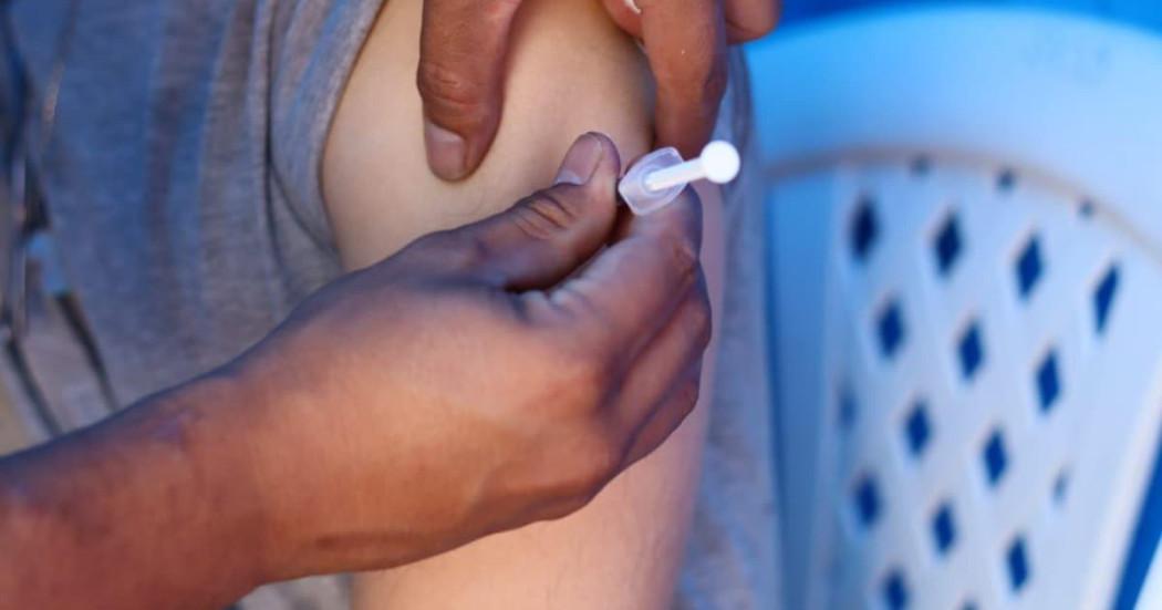 Foto de una mano aplicando una inyección