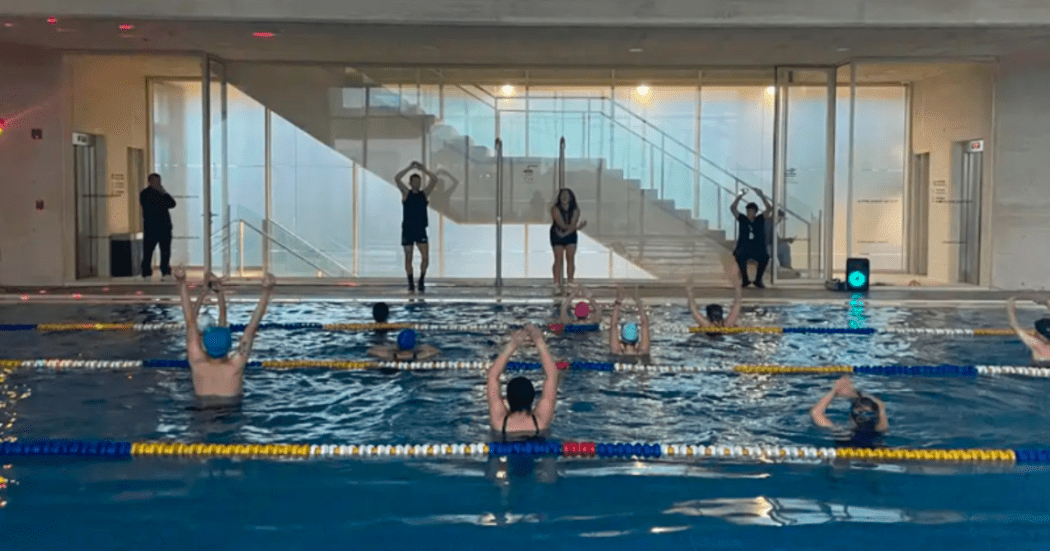 Imagen de personas en práctica de natación en piscina de CEFE Chapinero